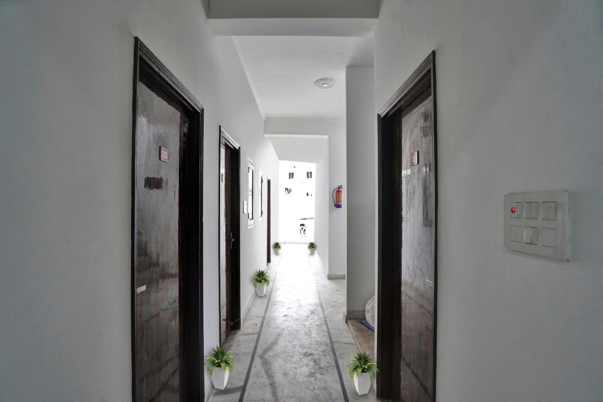 Collection O Samira Residency Near Botanic Garden Of Indian Republic Hotel Ноида Екстериор снимка