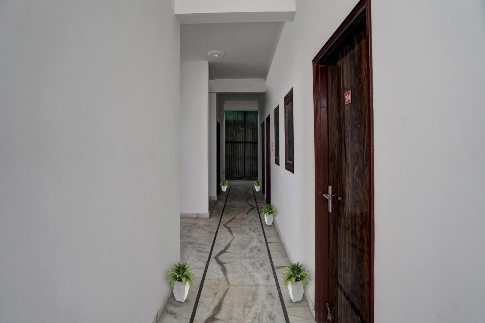Collection O Samira Residency Near Botanic Garden Of Indian Republic Hotel Ноида Екстериор снимка